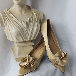 Champagne Gold Floral Kitten Heels Size 8 M